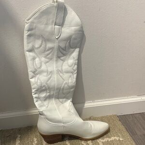 Chic White Embroidered Heeled Boots